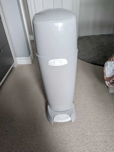 Keep your nursery smelling fresh with this pre-loved Playtex Diaper Genie, a reliable and essential...
