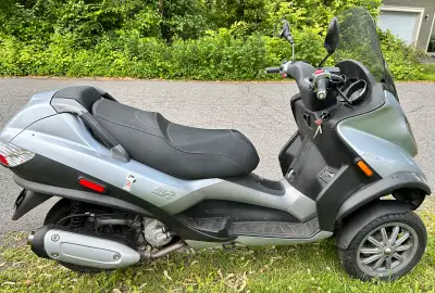 AUBAINE!! *Scooter 250 cc* **Excellente condition** +Parfait pour la promenade, se deplacer en ville...
