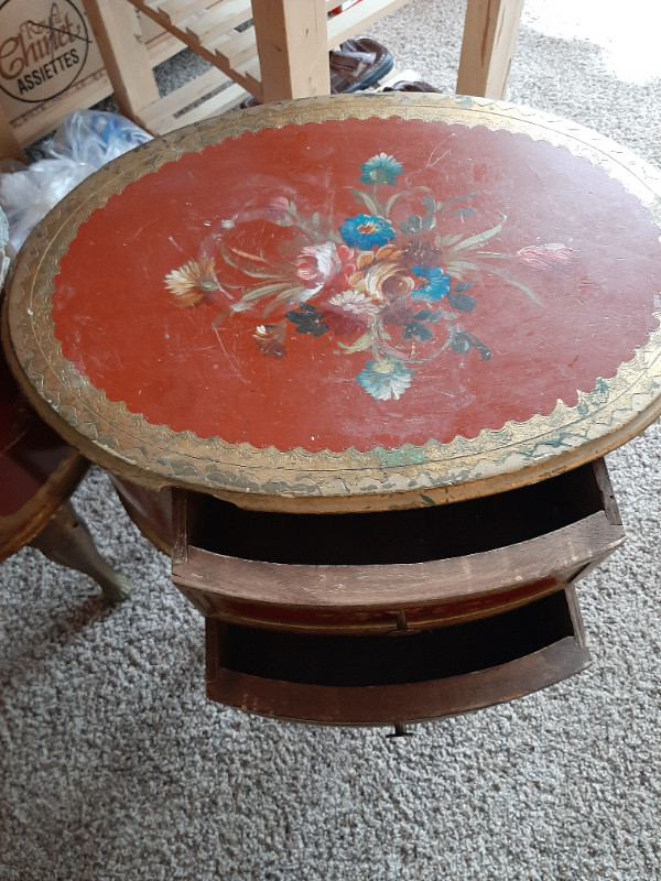 Antique side tables - set of 2 in Other Tables in Oshawa / Durham Region - Image 2