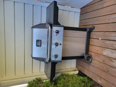 Barbecue broil mate avec 3 bruleurs. Inclus 2 bouteilles de propane. Fonctionne parfaitement. Vendu...