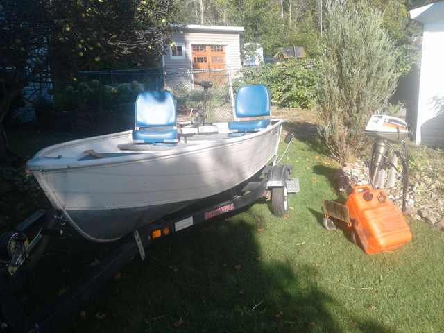 12 Foot Aluminum Boat and Trailer in Powerboats & Motorboats in Napanee - Image 4