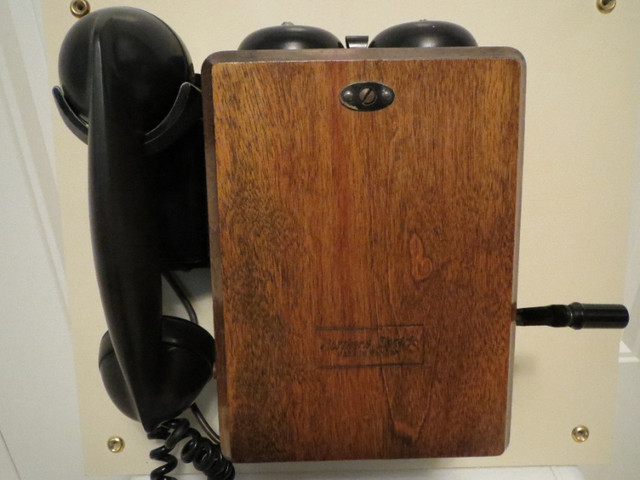VINTAGE ANTIQUE WALL PHONE -- Immaculate Condition in Arts & Collectibles in Barrie