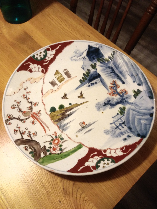 Assiettes de Porcelaine Imari Japon, Bouteille Sake, socle bois dans Art et objets de collection  à Longueuil/Rive Sud