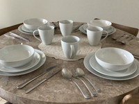 Dinnerware set for 4 comes with cutlery steak knifes never been 