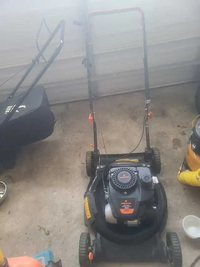 Brand Remington  lawnmower in Lawnmowers & Leaf Blowers in City of Toronto - Image 3