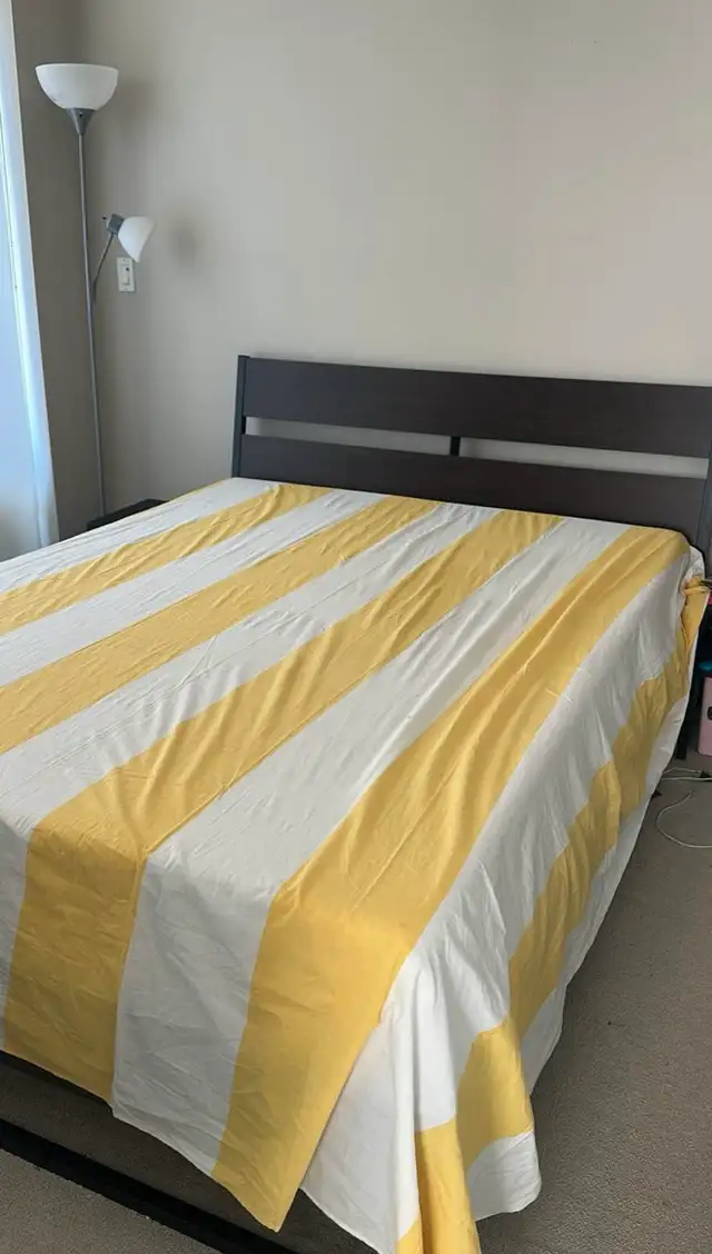 Queen bed frame with headboard - Dark brown espresso wood  in Beds & Mattresses in Burnaby/New Westminster - Image 4