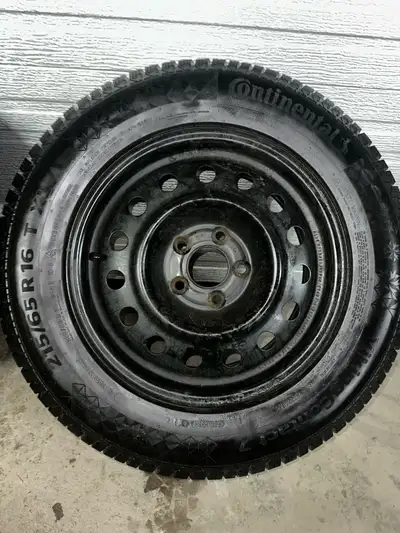 Seulement 1 hiver de fait il sont comme neuf était sur Mazda cx-30 pneu continental viking contact 7...