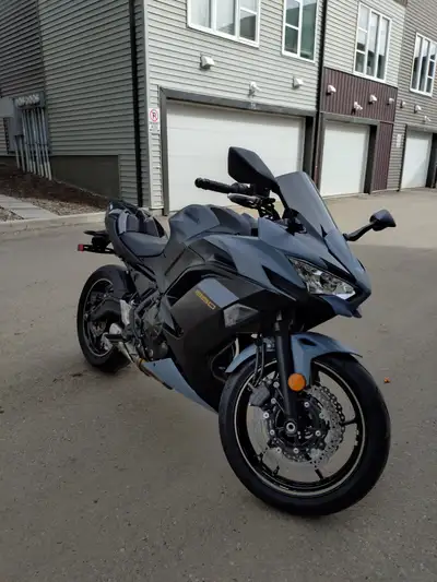 For sale: Kawasaki Ninja 650, 2024 year, only 5120km. Equipped: - black windscreen - rear seat cowl...