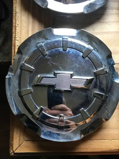 4 centre caps off a Chevrolet Silverado with 20 inch rims asking $100 for the set of 4 will not sepa...