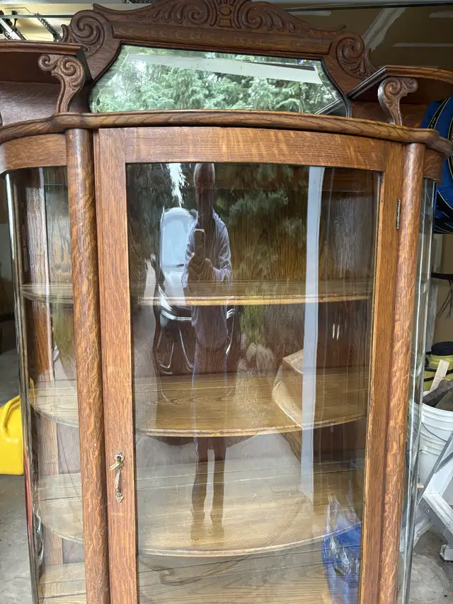 China/Curio Cabinet Oak & Glass Vintage in Hutches & Display Cabinets in Calgary - Image 3