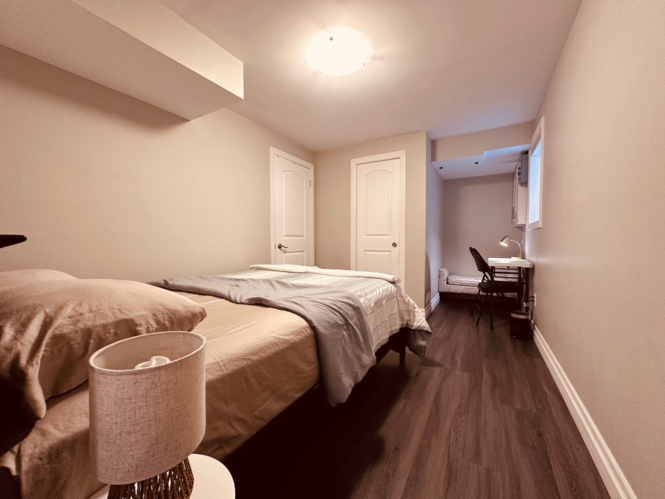 FULLY FURNISHED 1‑BEDROOM WALKOUT BASEMENT 5