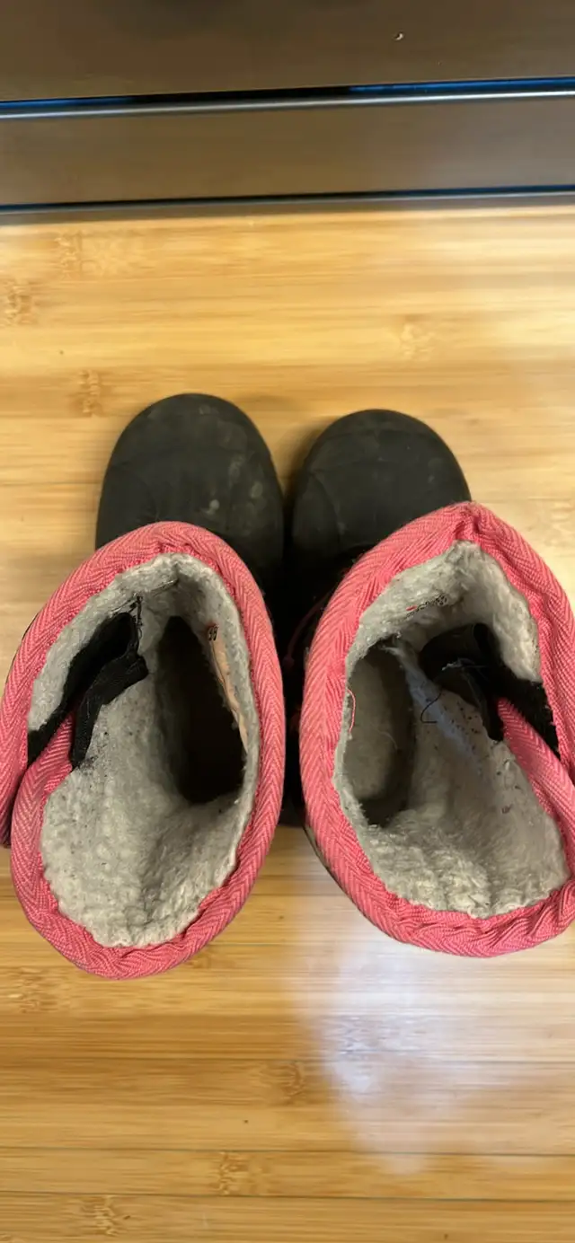 Children Unicorn Winter Boots Size 7. Windermere Pickup in Kids & Youth in Edmonton - Image 4