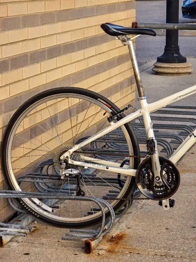 Trek 7.3 FX WSD Bike for Sale – Great Condition! in Cruiser, Commuter & Hybrid in Guelph - Image 4