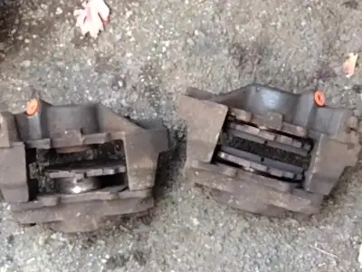 Used Rear Brake Calipers from 1997 Land Rover Discovery, needs a bit cleanup and rust treatment. $40...