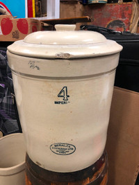 4 Gallon Medalta Crock With Lid. Stoneware