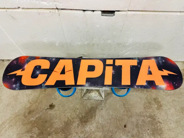 Capita snowboard 135 cm with Burton Freestyle medium bindings in Snowboard in Markham / York Region - Image 8