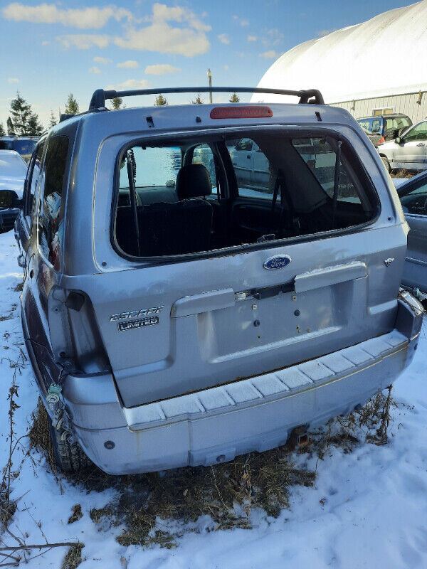 parting out 04 and 06 ford escapes in Auto Body Parts in Chatham-Kent - Image 4