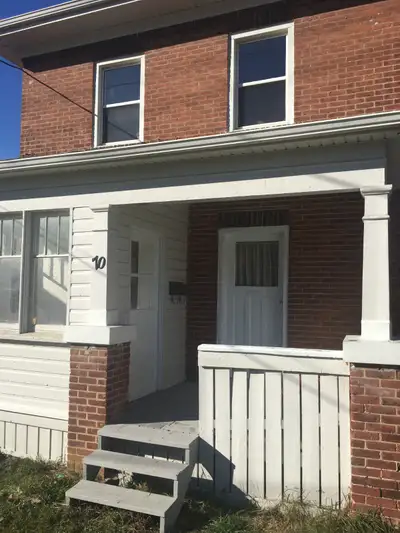 Newly renovated bright upper 1 bedroom apt. Suites 1 or 2 working people or mature students. Steps t...
