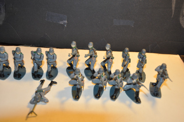 Lot of 20 Gray Plastic Toy Soldiers WWII German Assault Infantry dans Jouets et jeux  à Victoriaville - Image 4