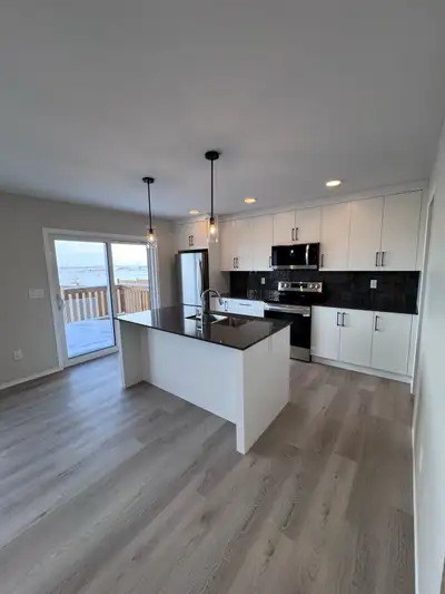 BRAND NEW 3 BEDROOM TOWNHOUSE | 1400 SQ FT | QUARTZ KITCHEN | $2050 Beautiful brand new 2-storey tow...