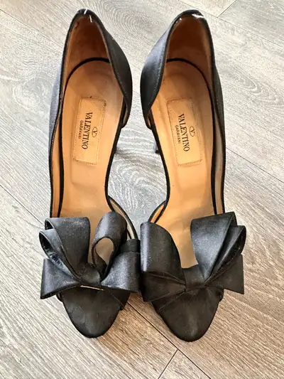 Valentino Garavani Heels with Bow Size 6, View more