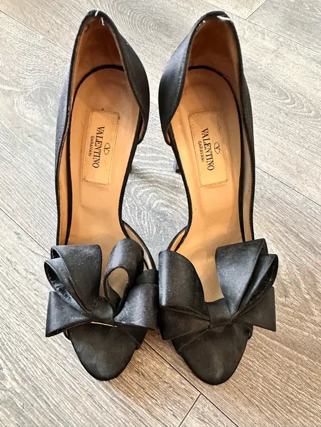 Valentino Garavani Heels with Bow Size 6 in Women's - Shoes in City of Toronto - Image 2
