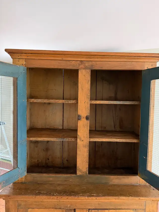 Vaisselier Antique en bois / Rustic Wood Cabinet in Hutches & Display Cabinets in City of Montréal - Image 4