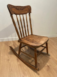 chaise berçante antique pour jeunes enfants
