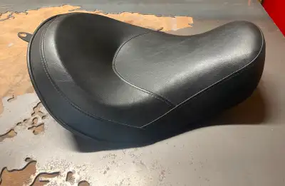 Harley Davidson Dyna Solo Seat -genuine original Harley-Davidson solo Seat part #51475-09A. This fit...