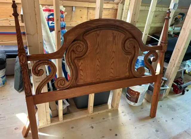 Tête de lit double en chêne in Beds & Mattresses in Trois-Rivières - Image 3