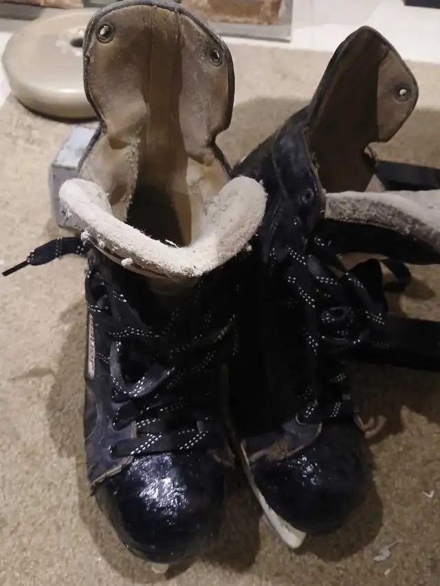 Bauer 2000 Hockey Skates Size 9.5 D. in Hockey in City of Toronto - Image 6