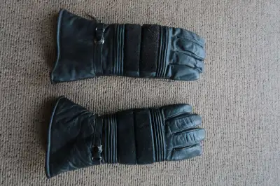 Black Leather Motorcycle Gloves, gauntlet style fingered insulated. $65 Brand new. Extra Large XL.