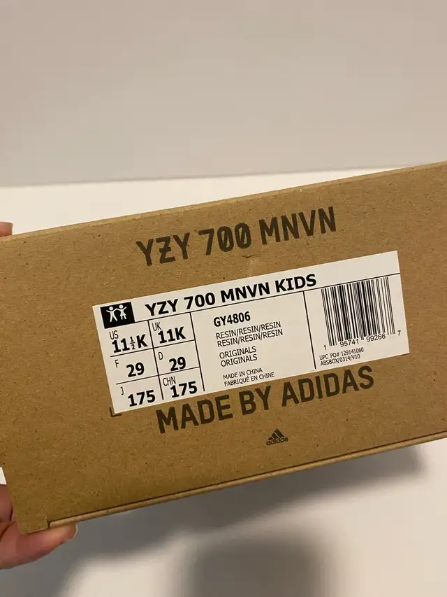 kids Yeezy 700 sneakers (NEW) in Kids & Youth in Oakville / Halton Region - Image 7