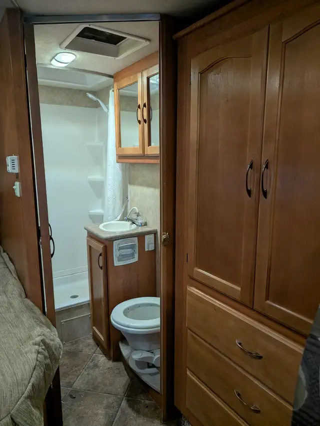 2012 Ford Adventurer 23' motorhome with 350 hp, very clean! in RVs & Motorhomes in Nelson - Image 5