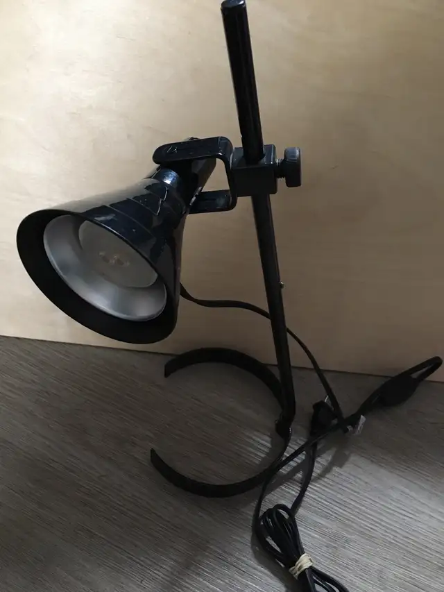 Desk lamp in Indoor Lighting & Fans in City of Montréal - Image 4