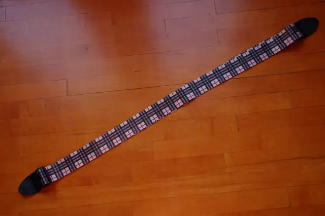 PLAID GUITAR STRAP, 5 CM WIDE X 198 CM LONG, EXCELLENT CONDITION in Guitars in Gatineau - Image 4