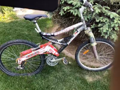 QUANTUM. “ Infinity “ Unisex bike, Shimano. 24 spd, rear mono shock, has front shocks, 24” front whe...