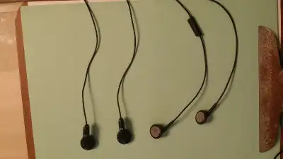 Écouteurs filaires 5$ chacun Earphones 5$ each ---1) Si l’annonce est encore affichee c’est que c’es...