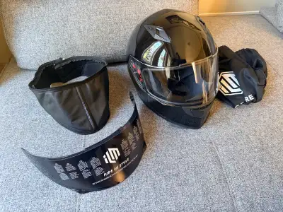 This pre-owned ILM motorcycle helmet, model ILM-313, is a reliable piece of safety gear featuring a...
