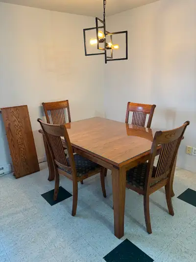 Ensemble table 60’’x42’’ et chaise à vendre 900$, View more