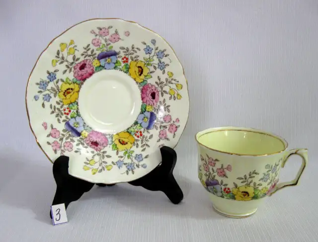 ENSEMBLE DE TASSES/SOUCOUPES PORCELAINE ANGLAISE VOTRE CHOIX. in Arts & Collectibles in West Island - Image 4
