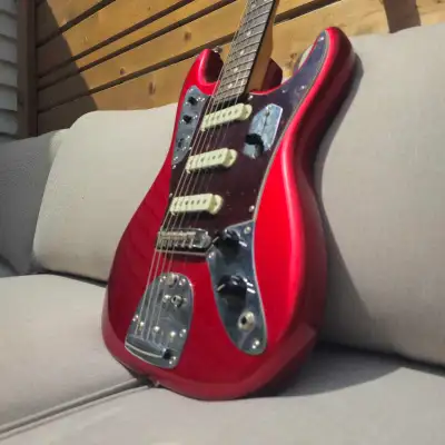 Mint mint mint condition. 2018 Jaguar Strat comes w case, hang tags, all factory accessories. Beauti...