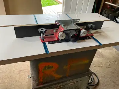This sturdy, pre-owned Delta router table provides a stable workspace for all your woodworking proje...