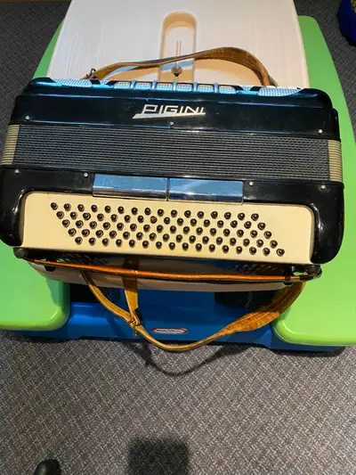 Accordéon à vendre, View more