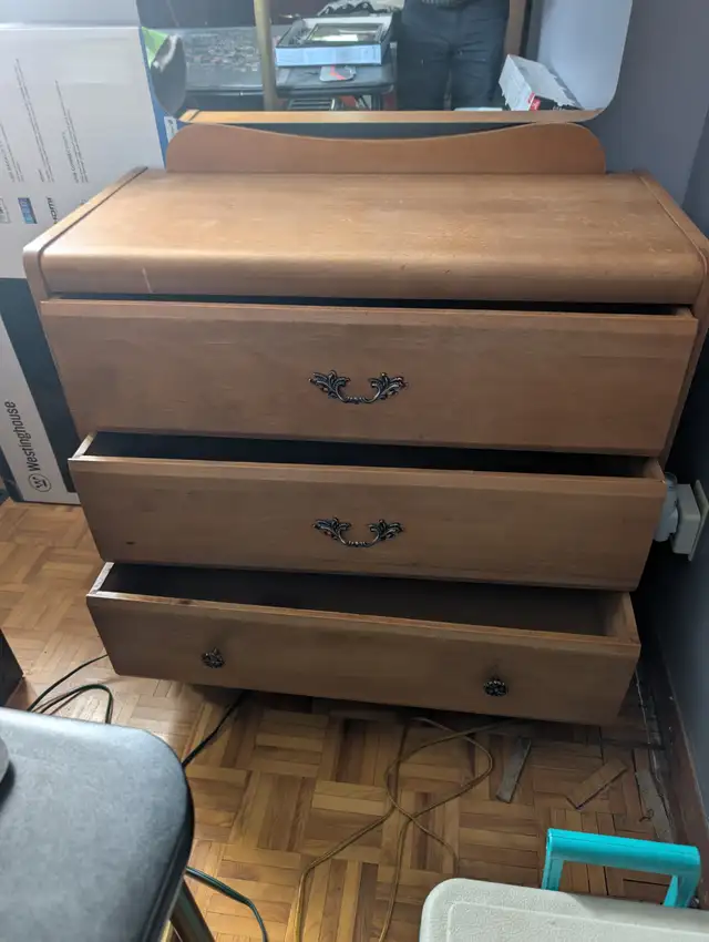 Meuble avec miroir in Dressers & Wardrobes in Laurentides - Image 5