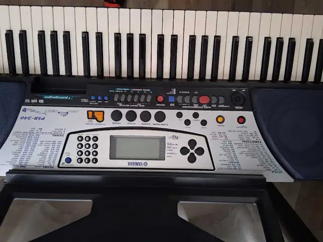 Yamaha Keyboard in Pianos & Keyboards in City of Montréal - Image 6