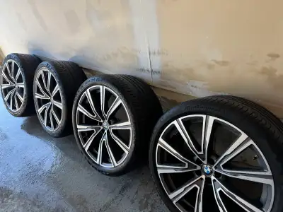 These are high-quality, pre-owned BMW alloy wheels paired with Continental tires, designed to enhanc...