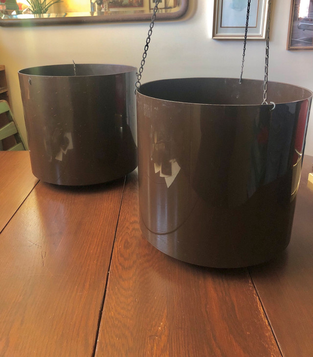 70s Large Plastic Hanging Brown Plant Pot Chain Decor in Arts & Collectibles in Calgary
