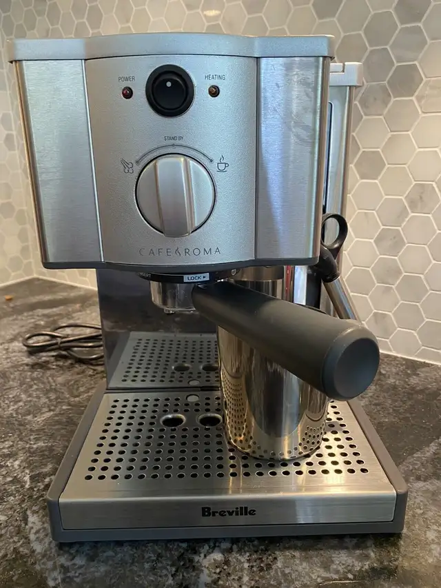 Like new Breville espresso and cappuccino machine in Coffee Makers in London - Image 2