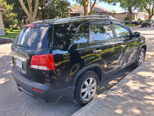 2011 Kia Sorento LX — photo 2